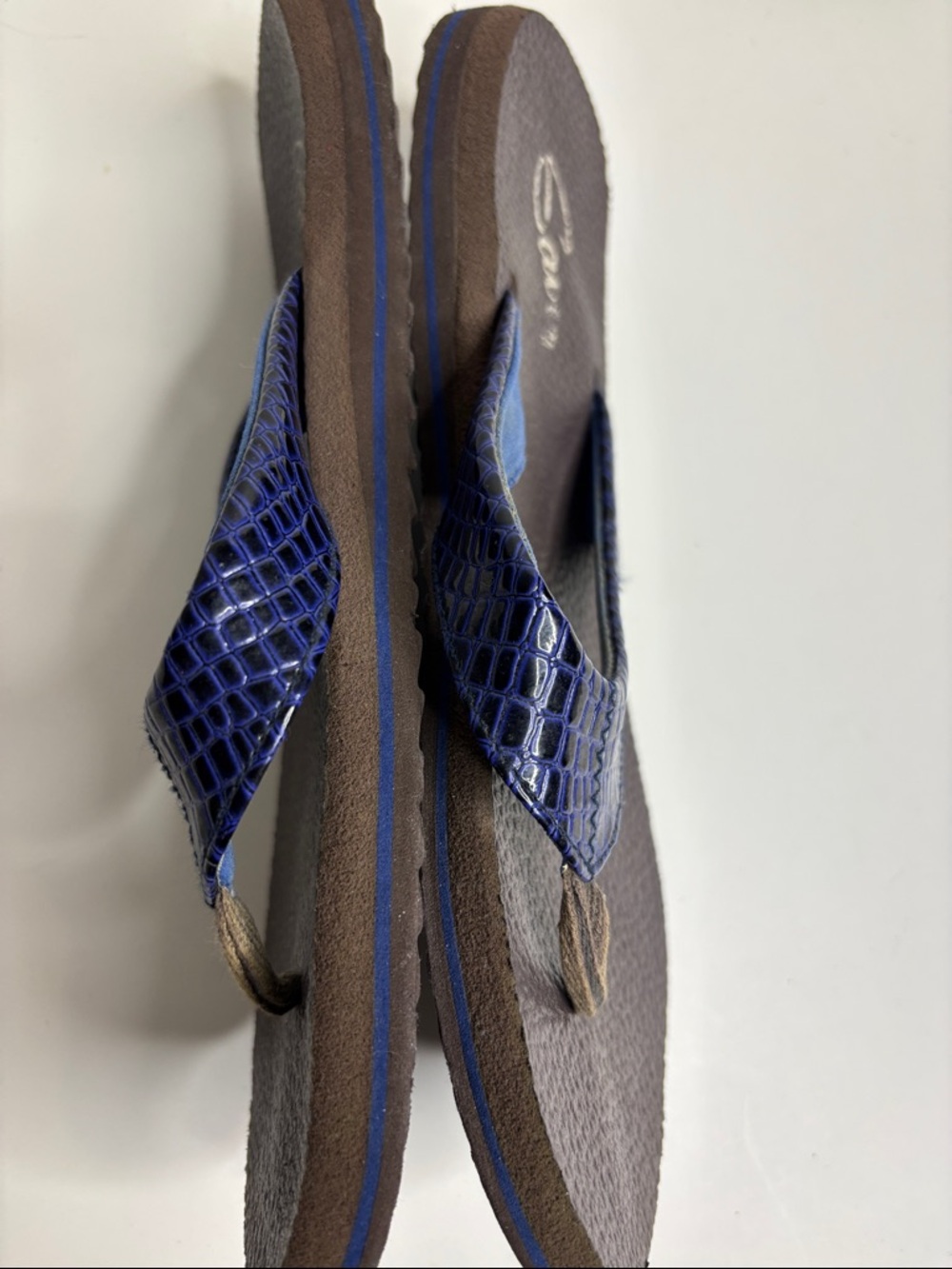 Savvy size 10 Women's Blue Croc-Texture Flip Flop Sandals - Picture 4 of 9